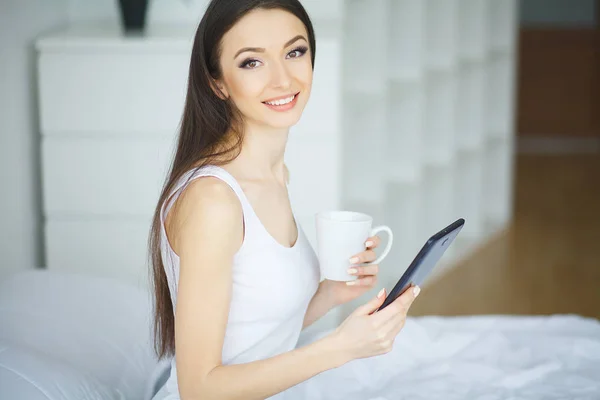 Enfoque selectivo en la hermosa chica sonriente de cabello oscuro usando — Foto de Stock