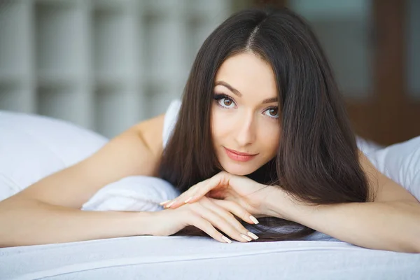 Mujer joven durmiendo en la ropa de cama blanca en la cama en casa. RED — Foto de Stock