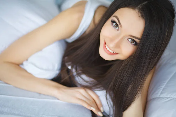 Selective focus on the beautiful dark-haired smiling girl wearin — Stock Photo, Image