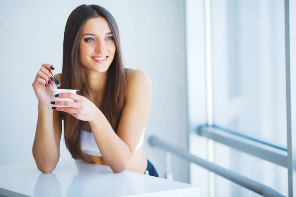 Hälsosam frukost. Kvinna med glas yoghurt, bär och havre — Stockfoto