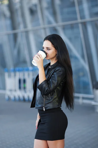 Vrouw lopen op de straat met klaarmaaltijden koffie — Stockfoto
