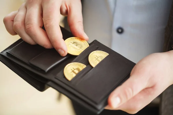 Sanal para cüzdanı. Bitcoin altın sikke ve yazdırılan şifreli