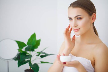 Güzel genç gülümseyen kadın temiz cilt ile uzağa bak. G