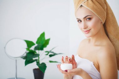 Spa. Güzel model kozmetik krem treatmen onun fac üzerinde uygulama