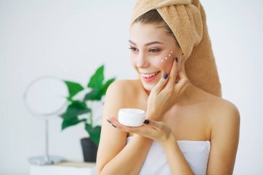 Spa. Güzel model kozmetik krem treatmen onun fac üzerinde uygulama