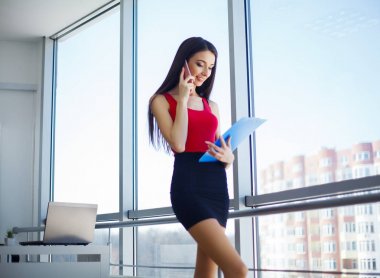 Profesyonel olan kadın cep telefonunu. Çekici genç fi