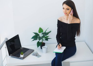 Güzel genç kız evde bilgisayar üzerinde çalışma