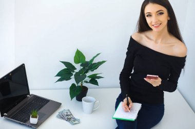 Mutlu gülümseyen genç kız öğrenci Kütüphanesi'nde, chee dizüstü bilgisayar kullanarak