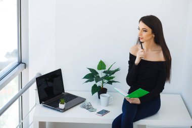 Güzel genç kız evde bilgisayar üzerinde çalışma