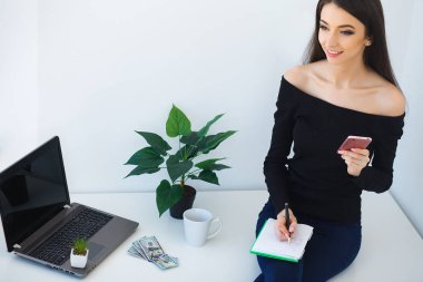 Güzel genç kız evde bilgisayar üzerinde çalışma