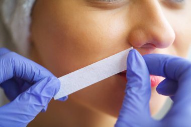 Genç kadının kaşları spa Center'da ağda güzellik uzmanı