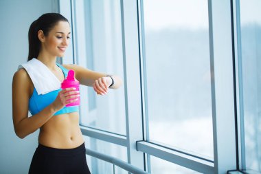 Saatler seyir güzel atletik kız