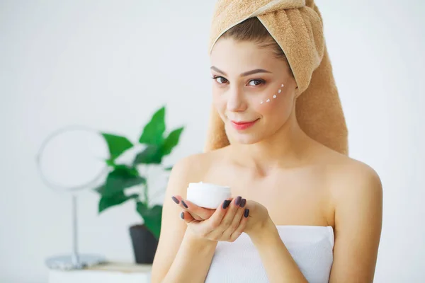 Güzel kız banyo ve yüz cilt bakımı için maske — Stok fotoğraf