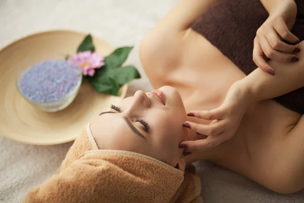 Masseur fazendo massagem a cabeça de uma mulher no salão de spa — Fotografia de Stock