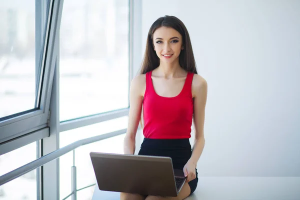 Young woman working on laptop in the office — Stock Photo, Image