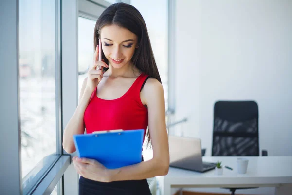 Young professional woman with her cellphone. Attractive young fi — Stock Photo, Image