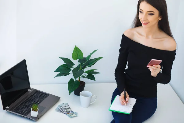 Beautiful young girl working on computer at home — Stock Photo, Image