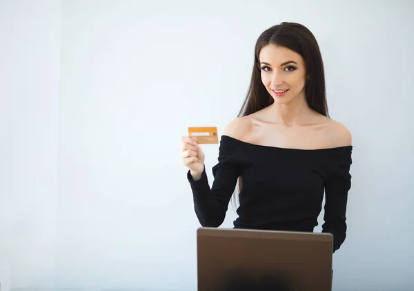 Woman using bank card and laptop — Stock Photo, Image