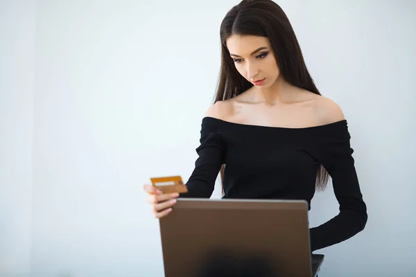 Woman using bank card and laptop — Stock Photo, Image