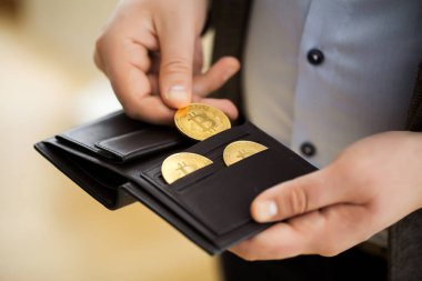 İşadamı holding bitcoin. Altın bitcoin paralar adam elinde. V