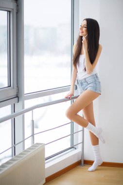 kadın: smartphone vasıl pencere sabah çağrı