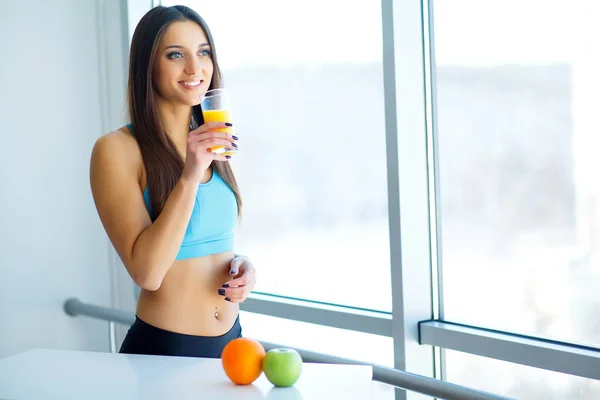 Dieta. Primer plano en fitness mujer joven bebiendo batido de naranja i — Foto de Stock