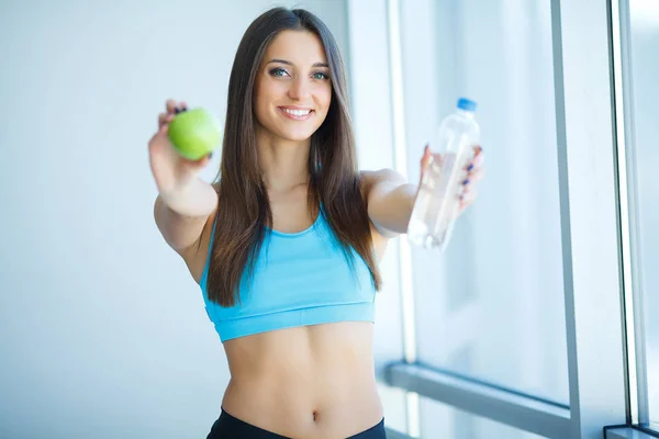 Hälsosam livsstil. Glad kvinna med glas vatten. Drycker. Läka — Stockfoto