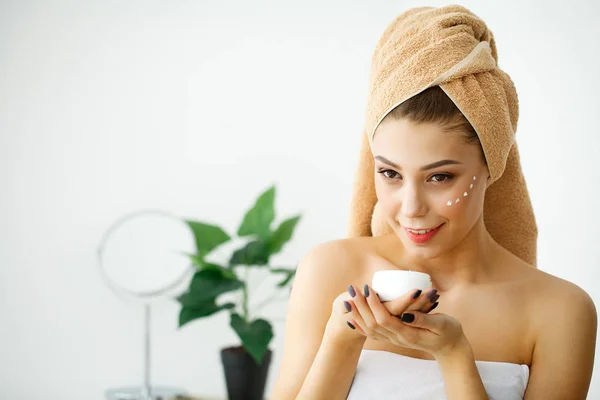 Pielęgnacja skóry. Twarz uroda kobiety z kosmetycznych krem na twarz — Zdjęcie stockowe