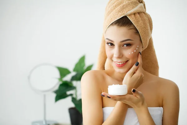 Cuidado de la piel. Belleza cara de mujer con crema cosmética en la cara —  Fotos de Stock