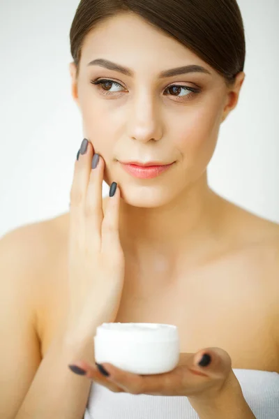 Hautpflege. Frau mit gesundem Gesicht trägt kosmetische Creme unter — Stockfoto
