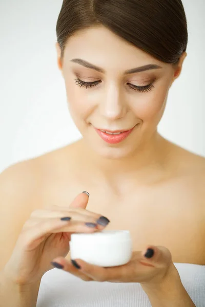 Huidverzorging. Vrouw met gezonde gezicht cosmetische crème onder toepassen — Stockfoto