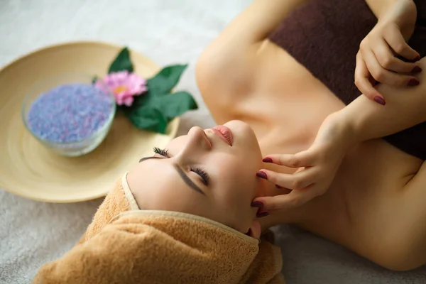 Spa. Mujer joven en la mesa de masaje en el salón de spa de belleza — Foto de Stock