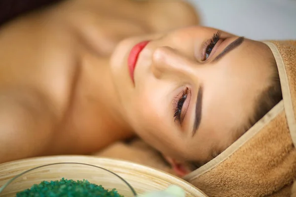 Cuidados com a pele e o corpo. Close-up de uma jovem mulher recebendo tratamento de spa — Fotografia de Stock