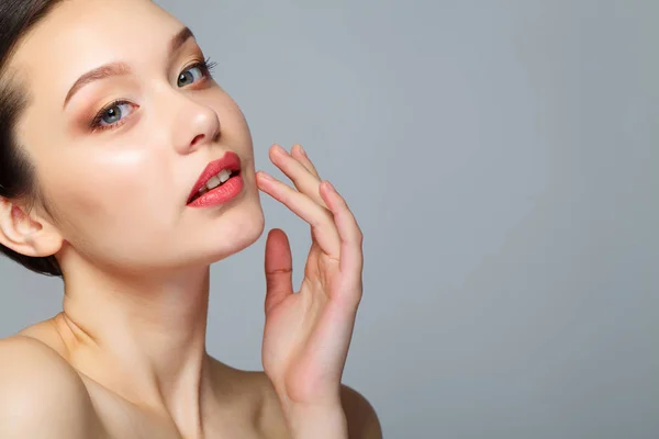 Güzellik kadın kozmetik krem yüz yüz — Stok fotoğraf