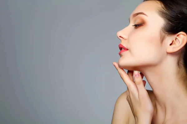 Güzellik kadın kozmetik krem yüz yüz — Stok fotoğraf