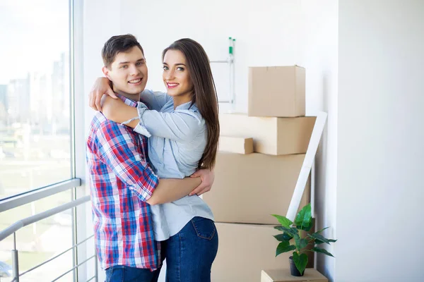 Flytta till en ny lägenhet. Lyckliga familjen paret och kartong — Stockfoto