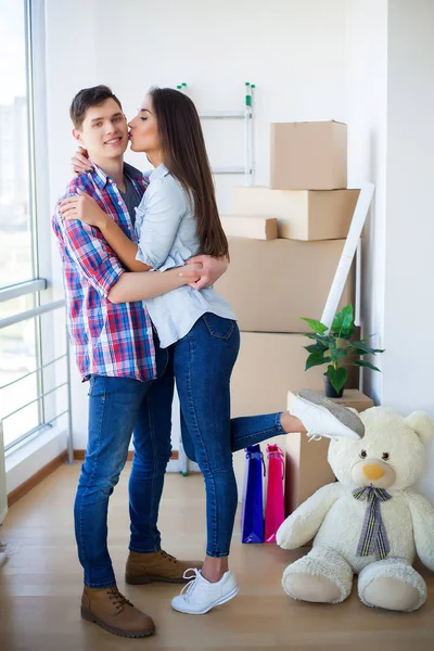 Ett par med lådor flyttas till ett nytt hus. Fastigheter till salu. — Stockfoto