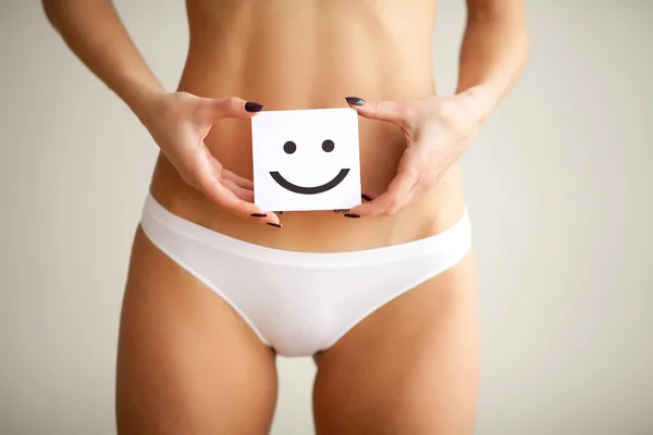Mujer sosteniendo papel con una sonrisa en el estómago. Salud hyg — Foto de Stock