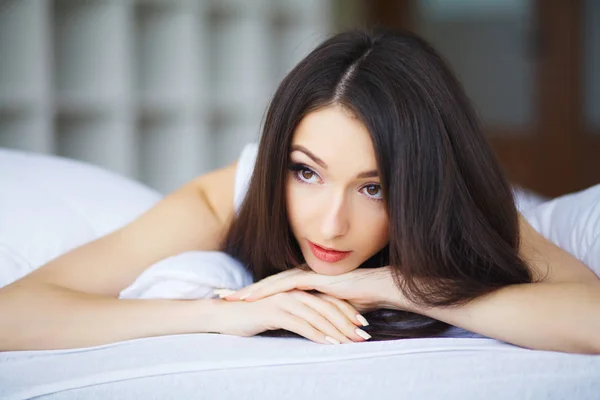 Smiling Woman With Fit Body And Beautiful Legs On White Bed — Stock Photo, Image