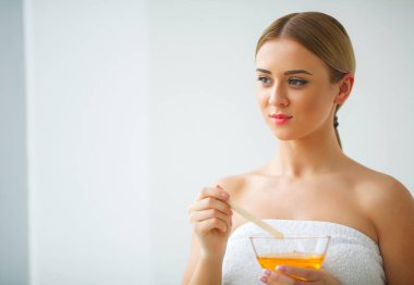 Kadın portakal parafin kase tutun. Kadın Güzellik Salonu