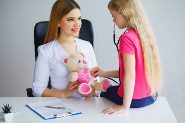 yakışıklı doktor stetoskop ile küçük kız incelenmesi