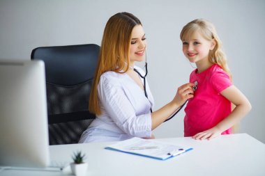 Çocuk doktoru doktor küçük kız incelenmesi