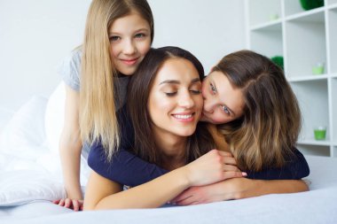 Güzel anne ve kızları, kamera ve s bakarak sarılıyorlar