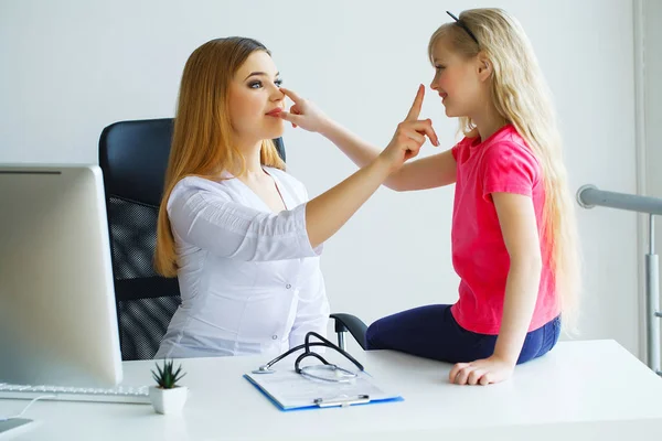 Beau docteur examinant une petite fille avec stéthoscope — Photo