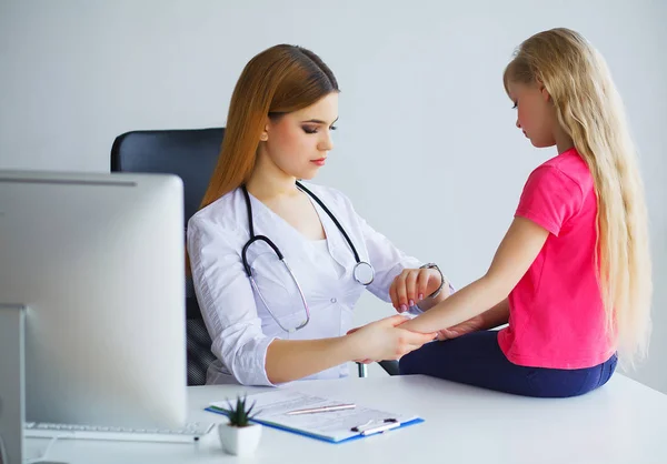 Lekarz pediatra badając dziewczynka — Zdjęcie stockowe