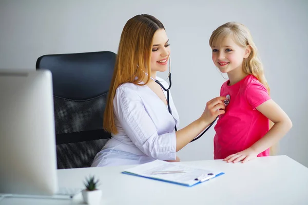 Barnläkare läkare undersöka liten flicka — Stockfoto