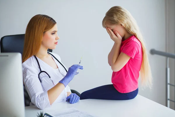 Kinderarts. Dappere meisje ontvangen injectie — Stockfoto