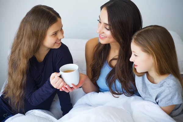 Muttertagskaffee im Bett — Stockfoto