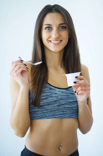 Joven hermosa mujer comiendo yogur — Foto de Stock