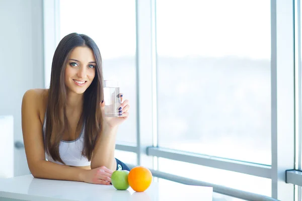 Mulher sorridente bonita tomando pílula de vitamina. Suplemento dietético — Fotografia de Stock